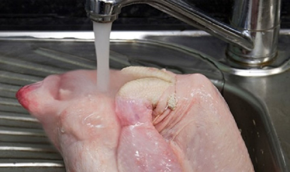 Laver le poulet cru est inutile et dangereux !